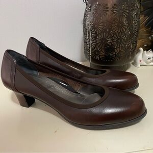 Ros Hommerson Dark Brown Heels size 10N
